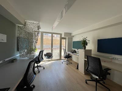 Coworking & Salle de réunion en face de la piscine